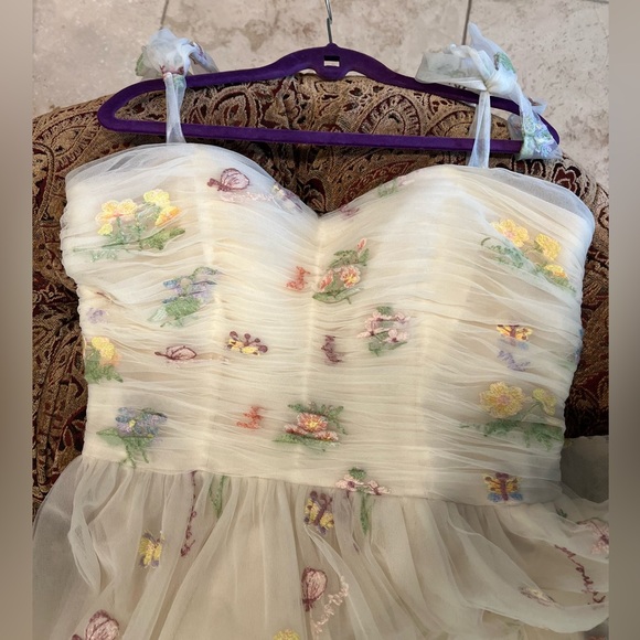 $165.00 Beautiful floral champagne dress!
Like knew, Worn ONCE for 7 hours. - Picture 6 of 9